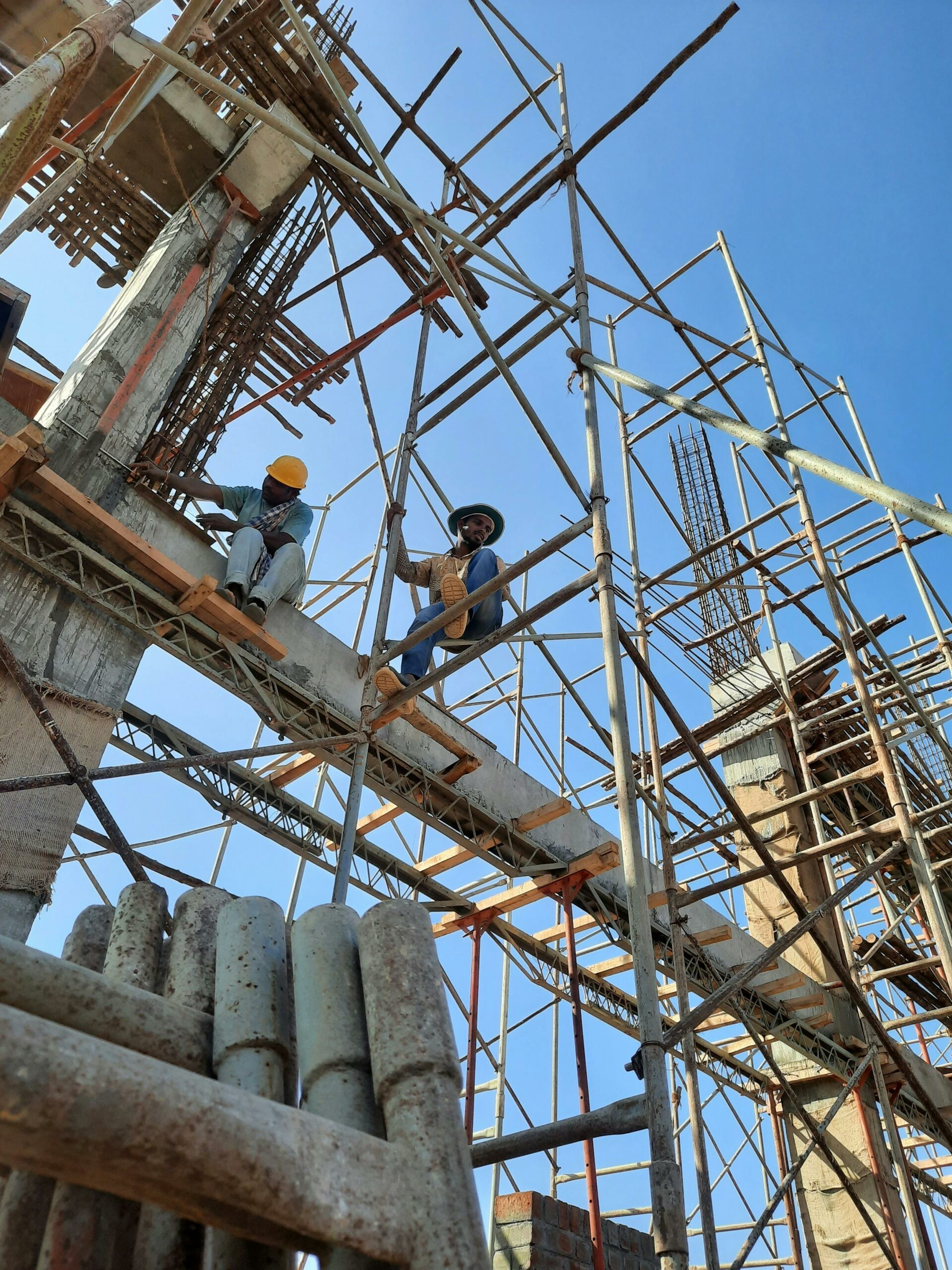 Chantier construction béton armé île tropicale Océan Indien